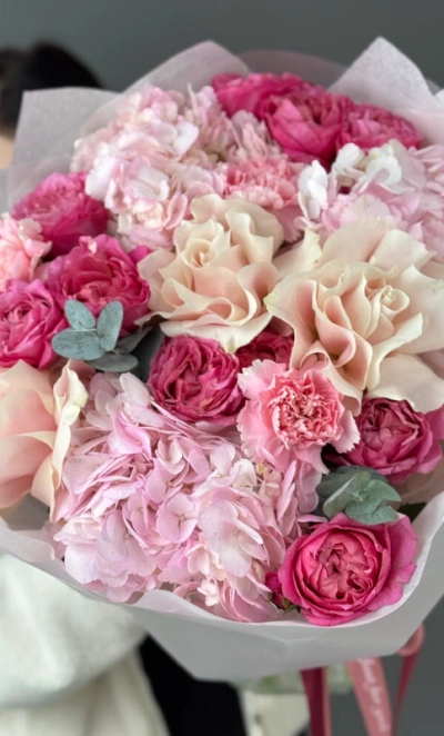 «Малиновый пломбир» с кустовыми и французскими розами