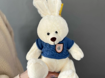 Зайчик в свитере игрушка