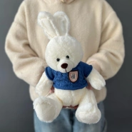 Зайчик в свитере игрушка 1