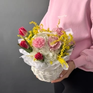 Весенняя композиция в плетеной корзине с тюльпанами&hearts;️ 3