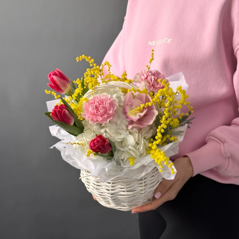 Весенняя композиция в плетеной корзине с тюльпанами&hearts;️