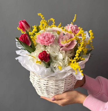 Весенняя композиция в плетеной корзине с тюльпанами♥️