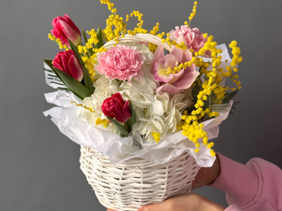 Весенняя композиция в плетеной корзине с тюльпанами♥️
