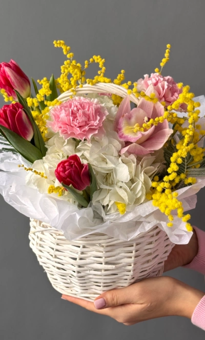Весенняя композиция в плетеной корзине с тюльпанами♥️