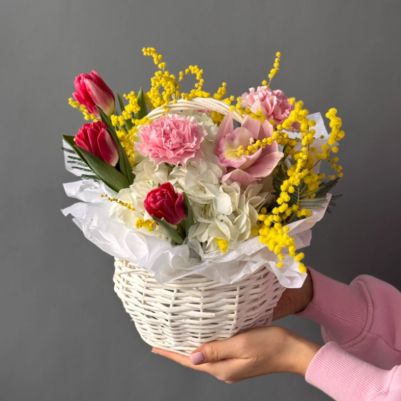 Весенняя композиция в плетеной корзине с тюльпанами&hearts;️