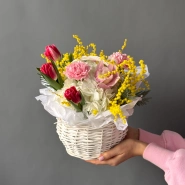 Весенняя композиция в плетеной корзине с тюльпанами&hearts;️ 2