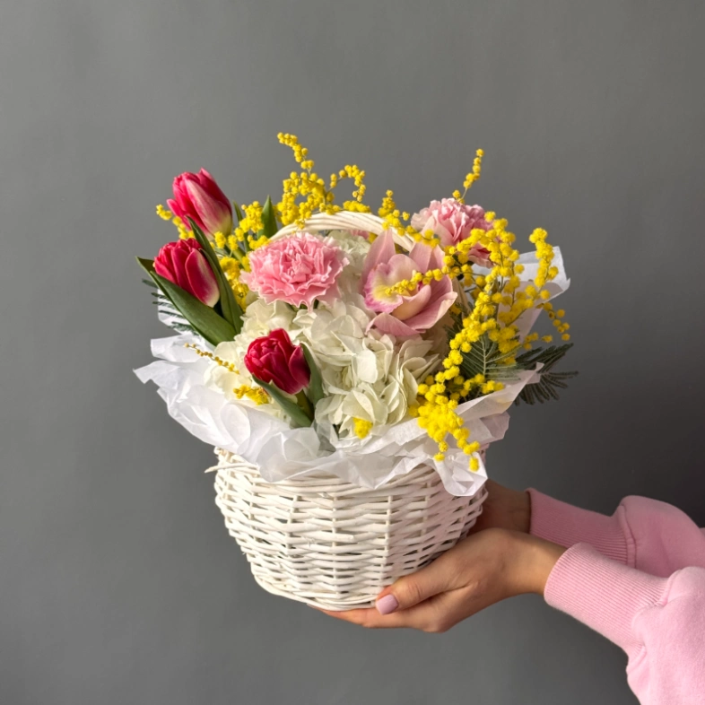 Весенняя композиция в плетеной корзине с тюльпанами&hearts;️