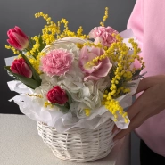 Весенняя композиция в плетеной корзине с тюльпанами&hearts;️ 1