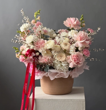 Вау корзина с ранункулюсами