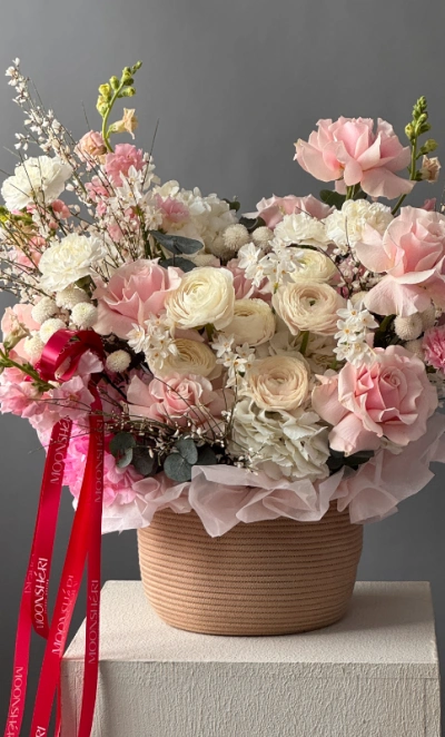 Вау корзина с ранункулюсами