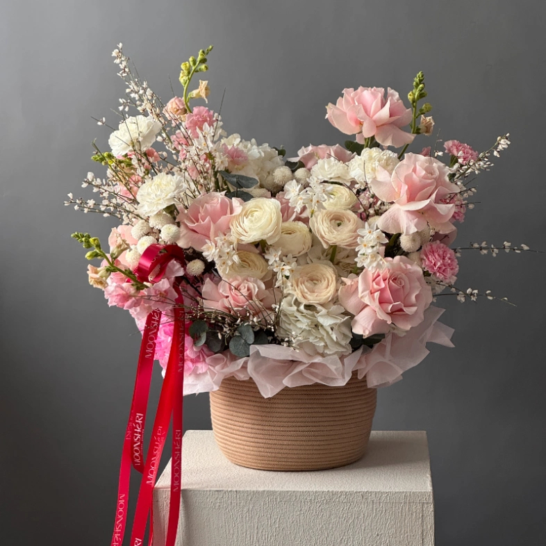 Вау корзина с ранункулюсами