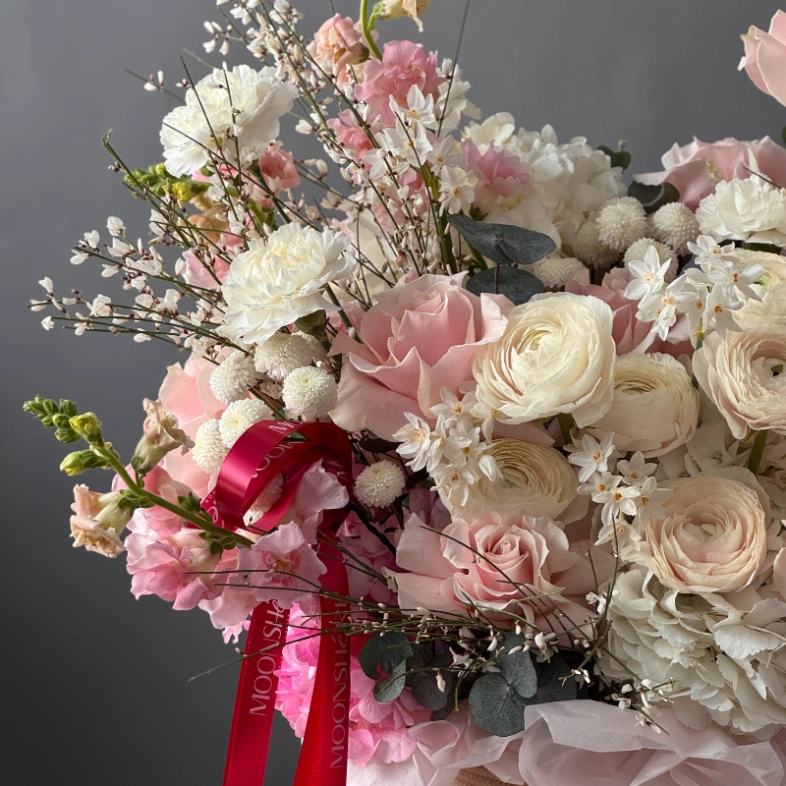 Вау корзина с ранункулюсами