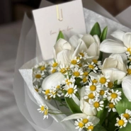 Ромашки и тюльпаны белые 2