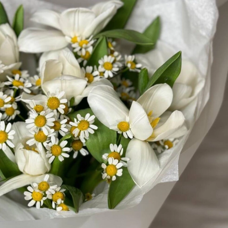 Ромашки и тюльпаны белые