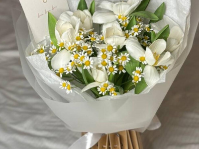 Ромашки и тюльпаны белые