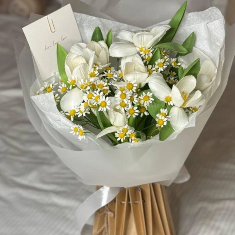 Ромашки и тюльпаны белые