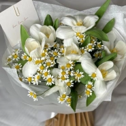 Ромашки и тюльпаны белые 1