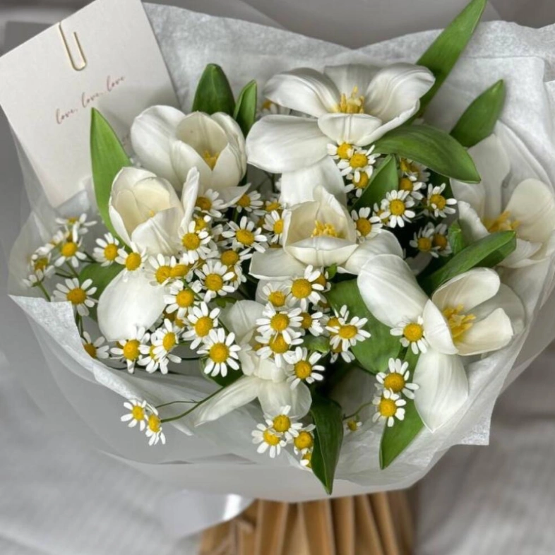 Ромашки и тюльпаны белые