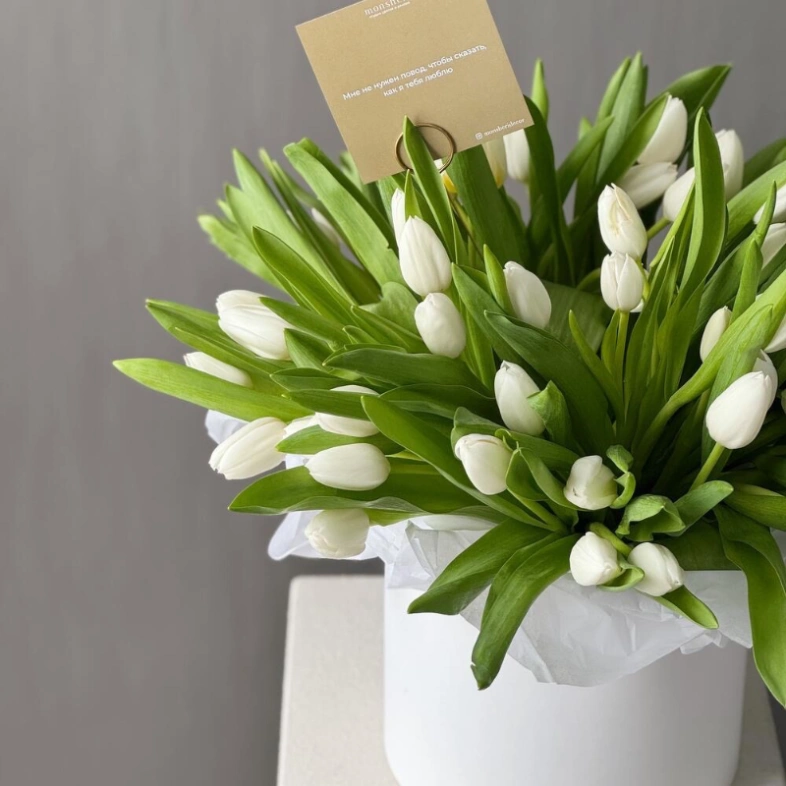 Композиция из 51 белого тюльпана в шляпной коробке