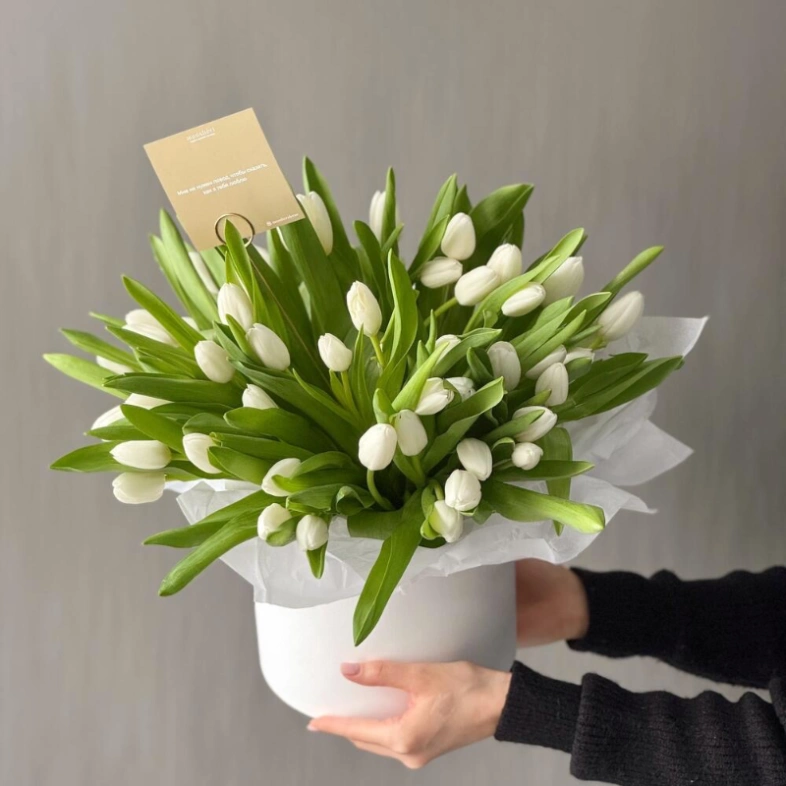 Композиция из 51 белого тюльпана в шляпной коробке
