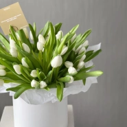 Композиция из 51 белого тюльпана в шляпной коробке 3