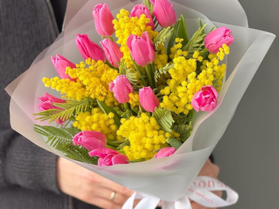 Мимоза и розовые тюльпаны