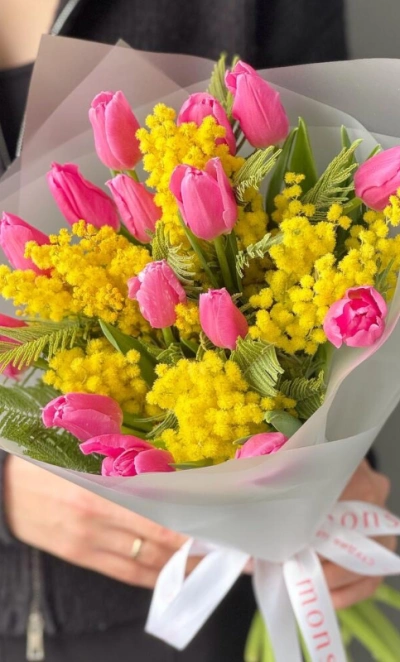 Мимоза и розовые тюльпаны