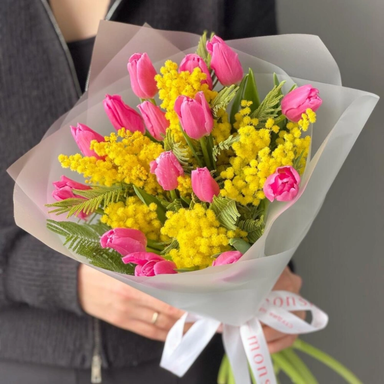 Мимоза и розовые тюльпаны