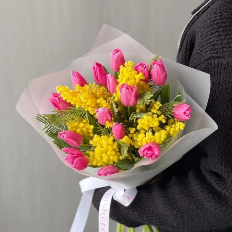 Мимоза и розовые тюльпаны