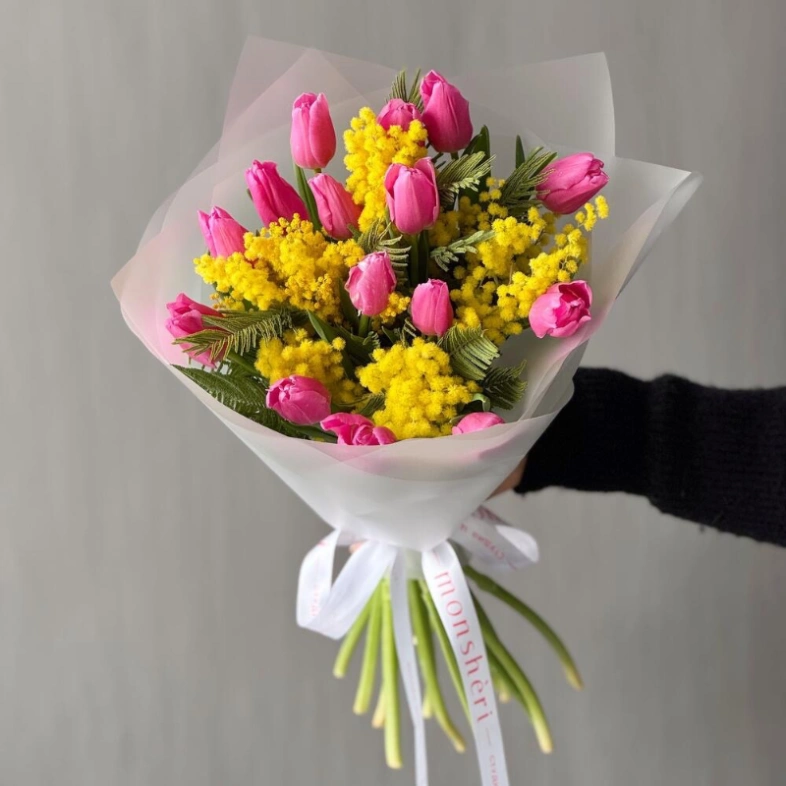 Мимоза и розовые тюльпаны