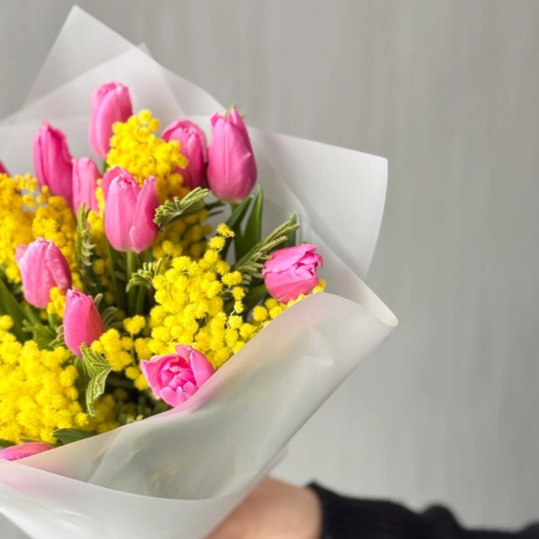 Мимоза и розовые тюльпаны