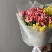 Пионовидные тюльпаны и мимоза 3