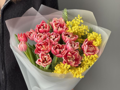 Пионовидные тюльпаны и мимоза