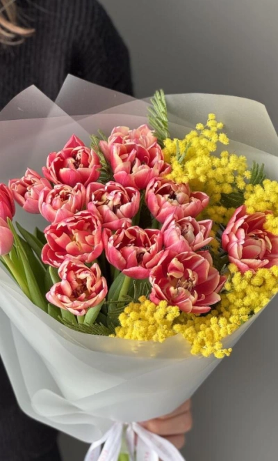 Пионовидные тюльпаны и мимоза