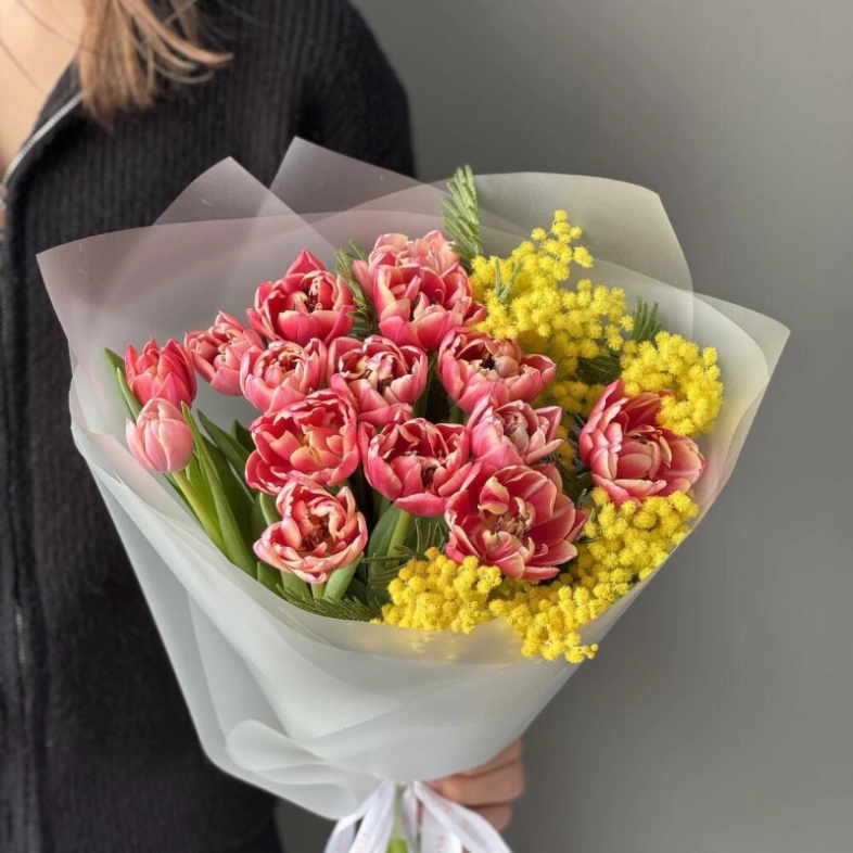 Пионовидные тюльпаны и мимоза