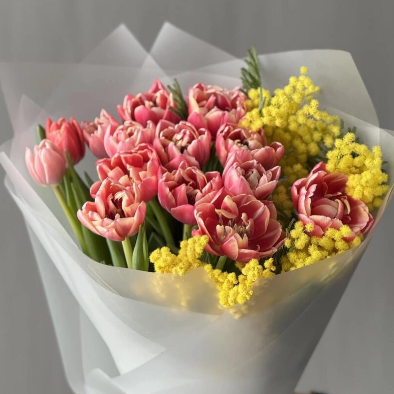 Пионовидные тюльпаны и мимоза