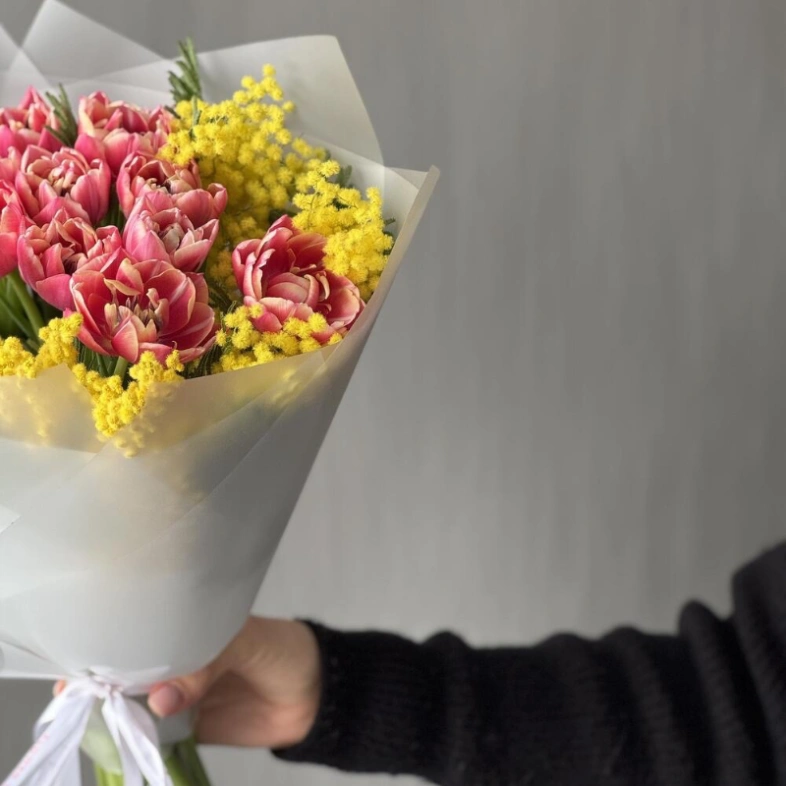 Пионовидные тюльпаны и мимоза