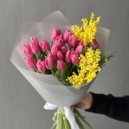 Яркая мимоза и нежнейшие розовые тюльпаны 3