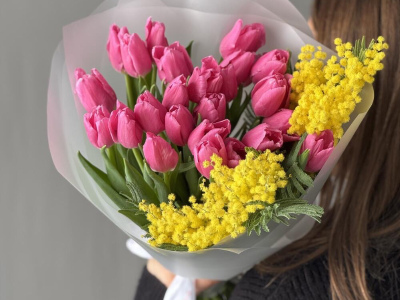 Яркая мимоза и нежнейшие розовые тюльпаны