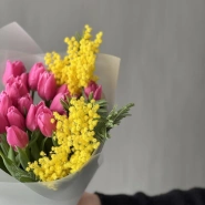 Яркая мимоза и нежнейшие розовые тюльпаны 2