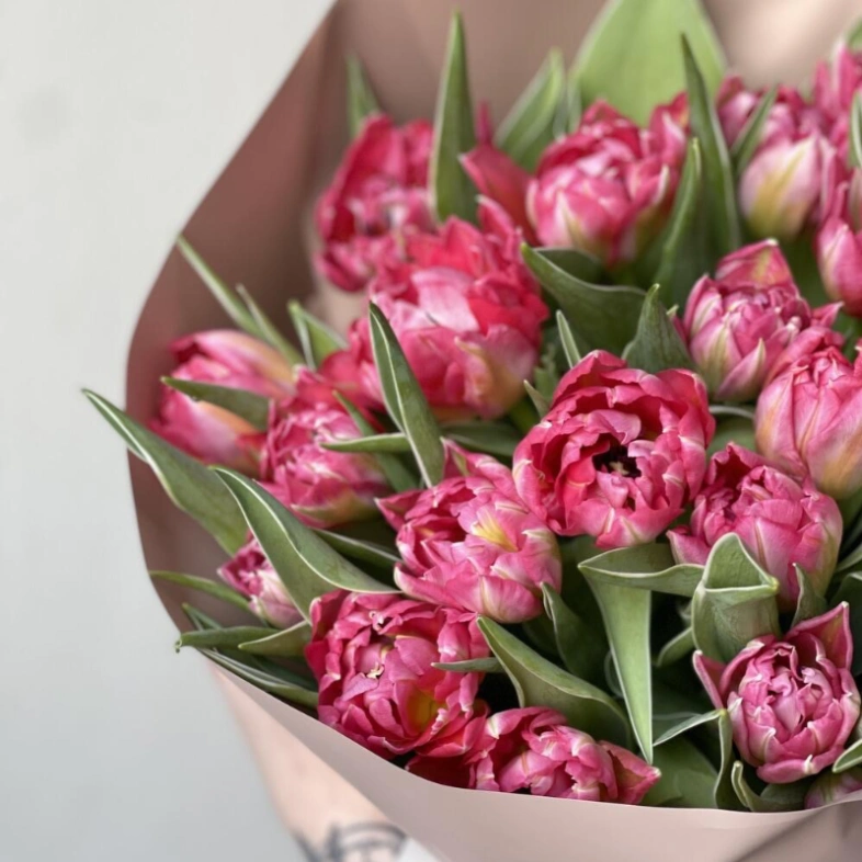 Монобукет из ярко розовых тюльпанов 25