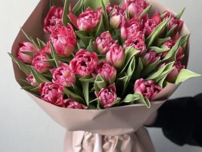 Монобукет из ярко розовых тюльпанов 25