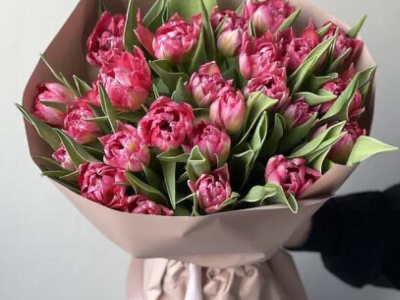 Монобукет из ярко розовых тюльпанов 25