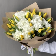 Гортензия и желтые тюльпаны 0