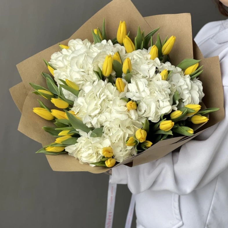 Гортензия и желтые тюльпаны