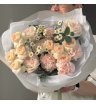 Нежный букет из пионовидных роз и ромашки 2