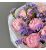 Сборный букет с пионами и статицей 3