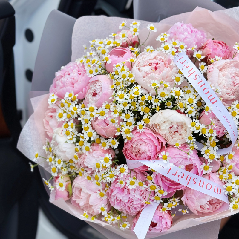 Букет «BARBIE SIZE» / 25 пион Сара Бернар-ромашка 1