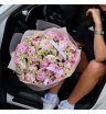 Букет «BARBIE SIZE» / 25 пион Сара Бернар-ромашка