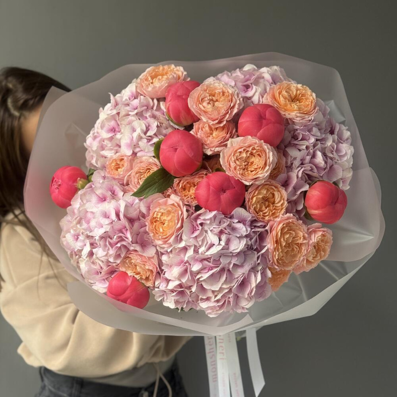 Букет «Coral Charm» | пион-кустовая роза Джульетта - гортензия
